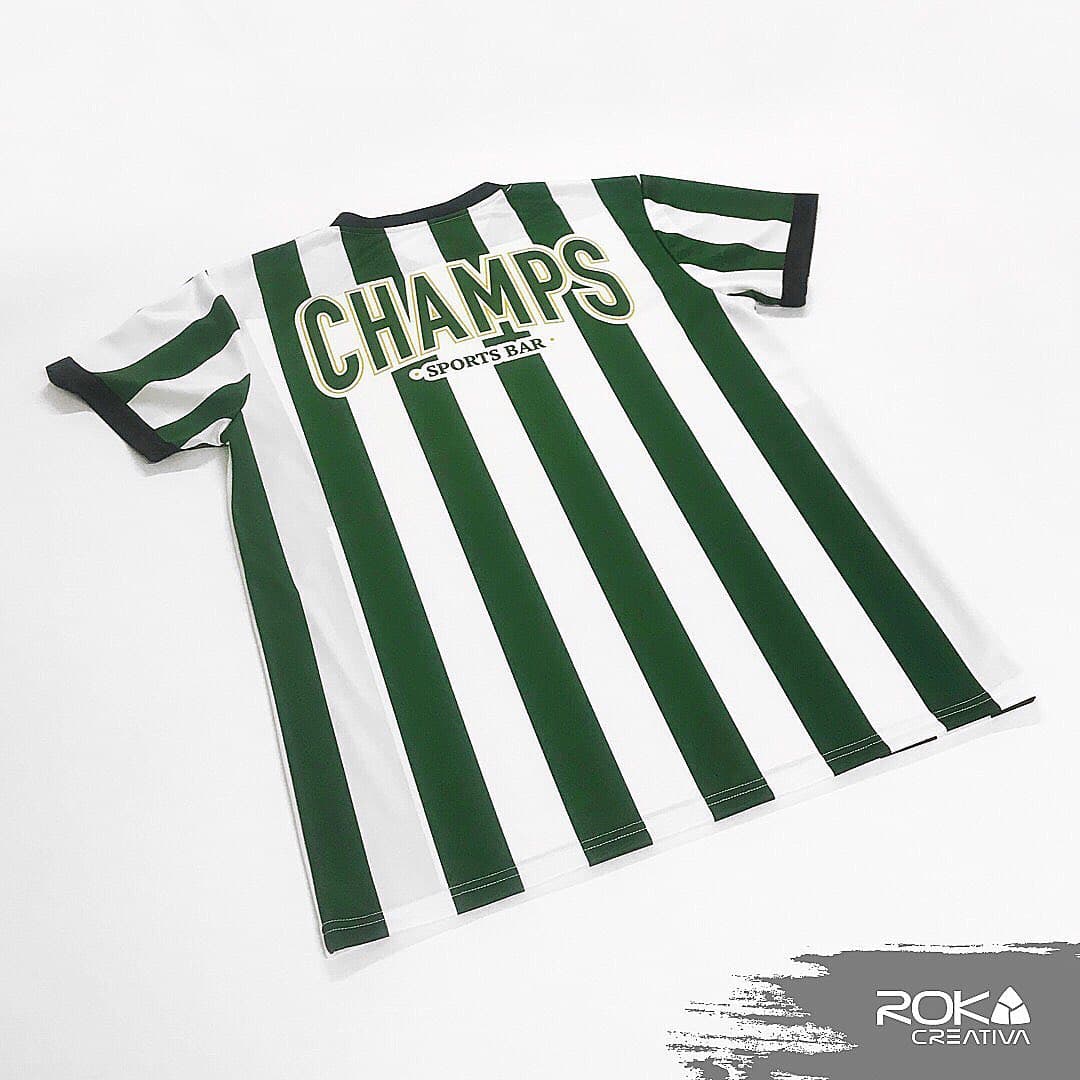 Camiseta de uniforme a rayas verdes y blancas con el logo Champs Sports Bar en la espalda
