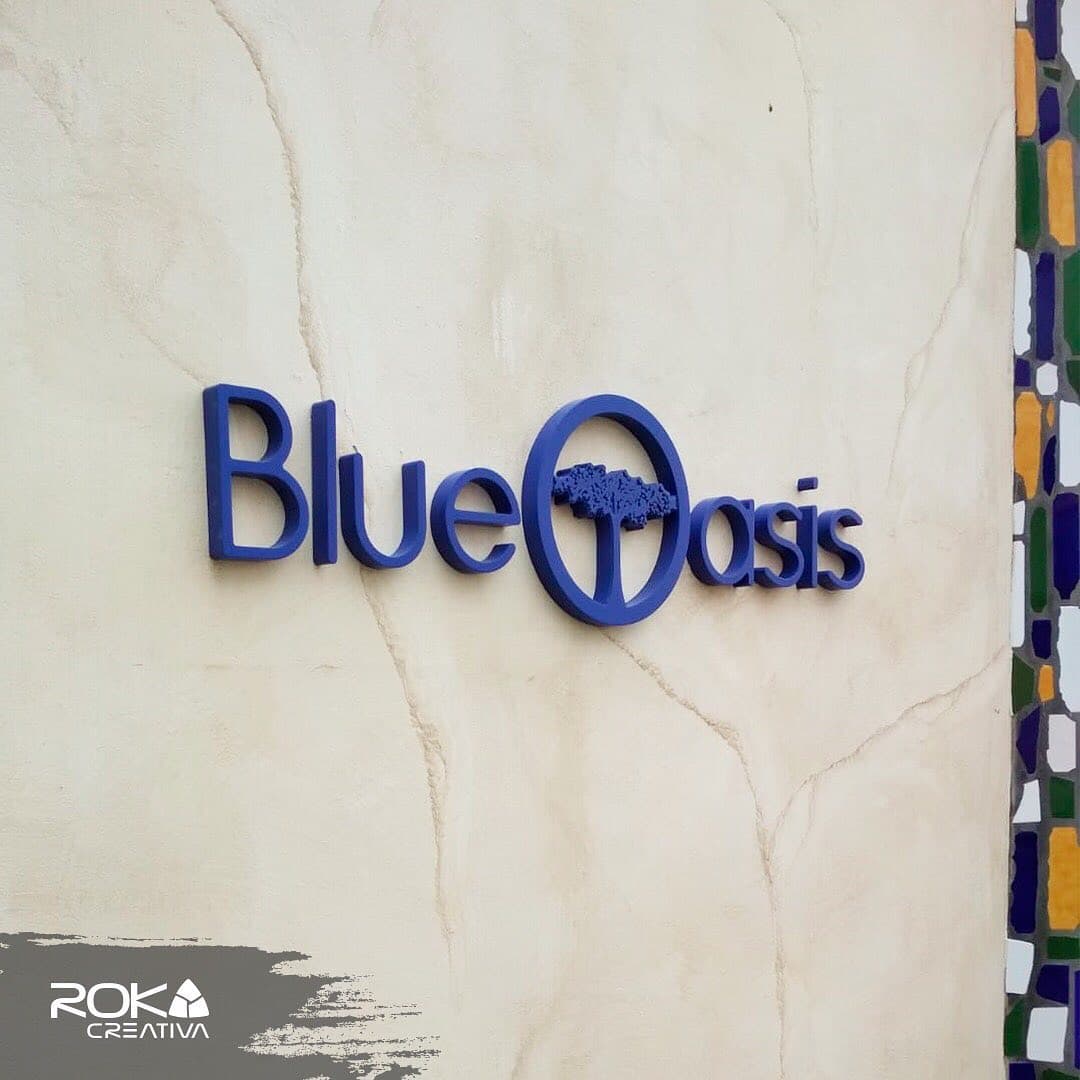 Letras corpóreas azules del rótulo Blue Oasis instaladas en la fachada