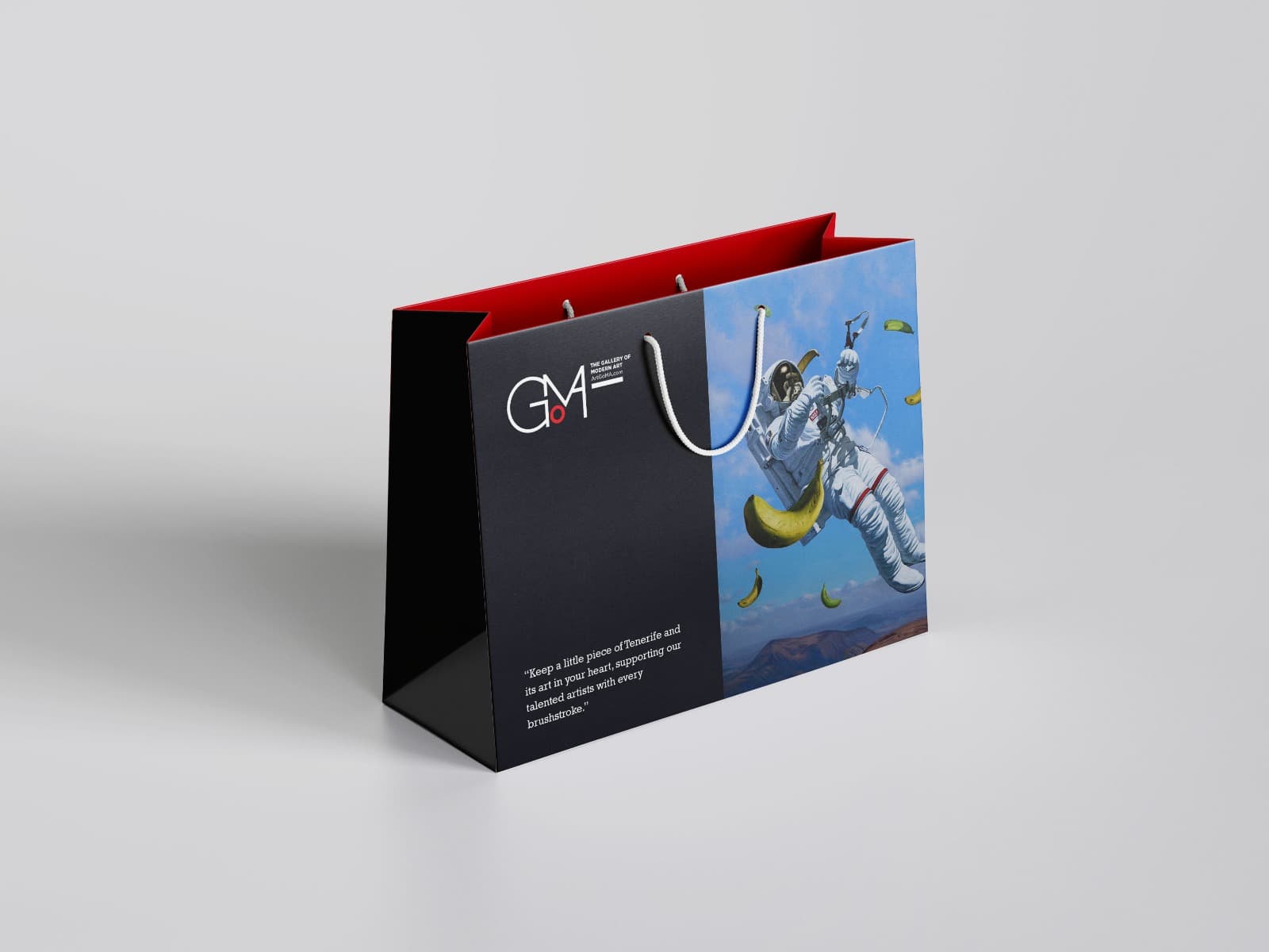 Bolsa de merchandising negra y roja de la Galería de Arte Goma con obra de astronauta