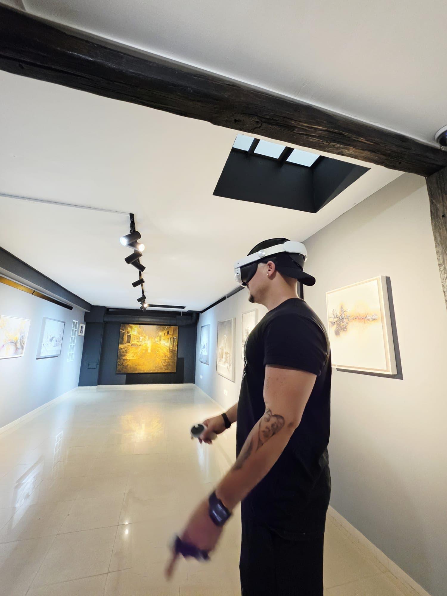 Recorrido con visor VR por la sala principal de la galería