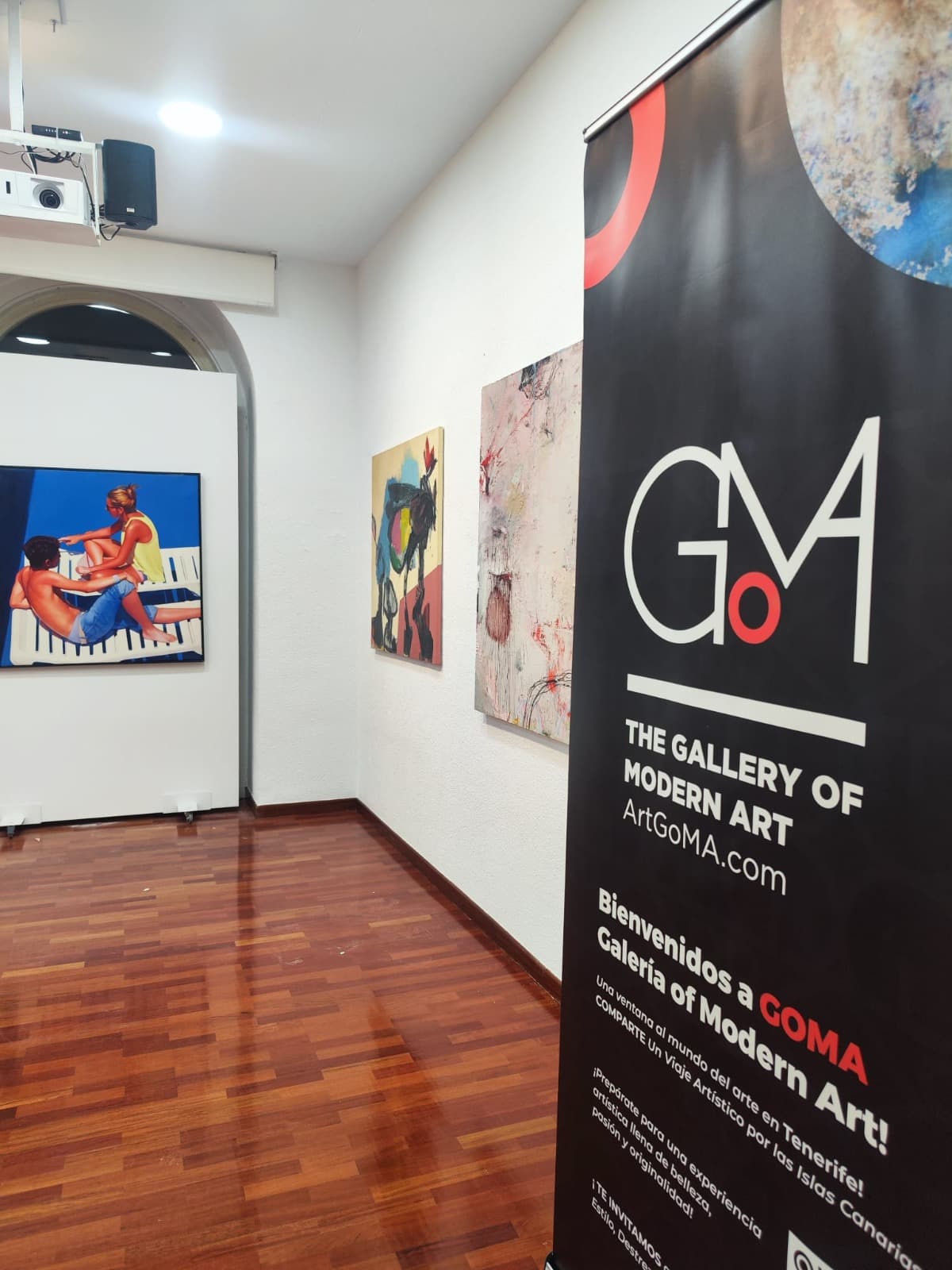 Roll-up negro y rojo de la Galería de Arte Moderno GoMA en su sala de exposiciones