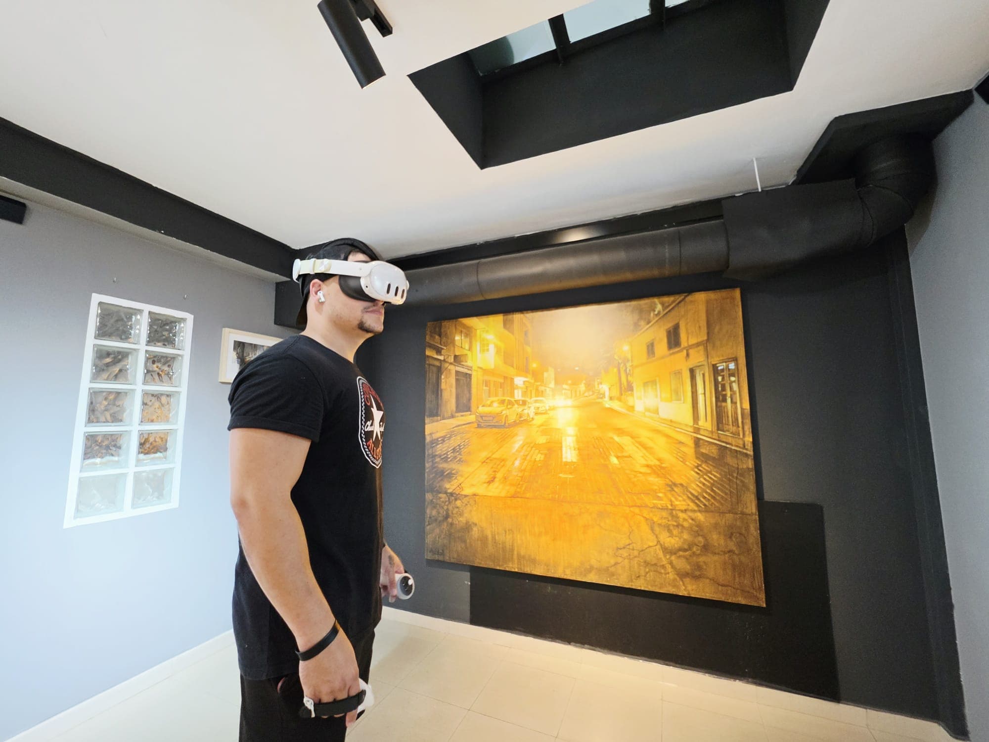 Operador con visor de realidad virtual digitalizando una obra en la Galería Goma