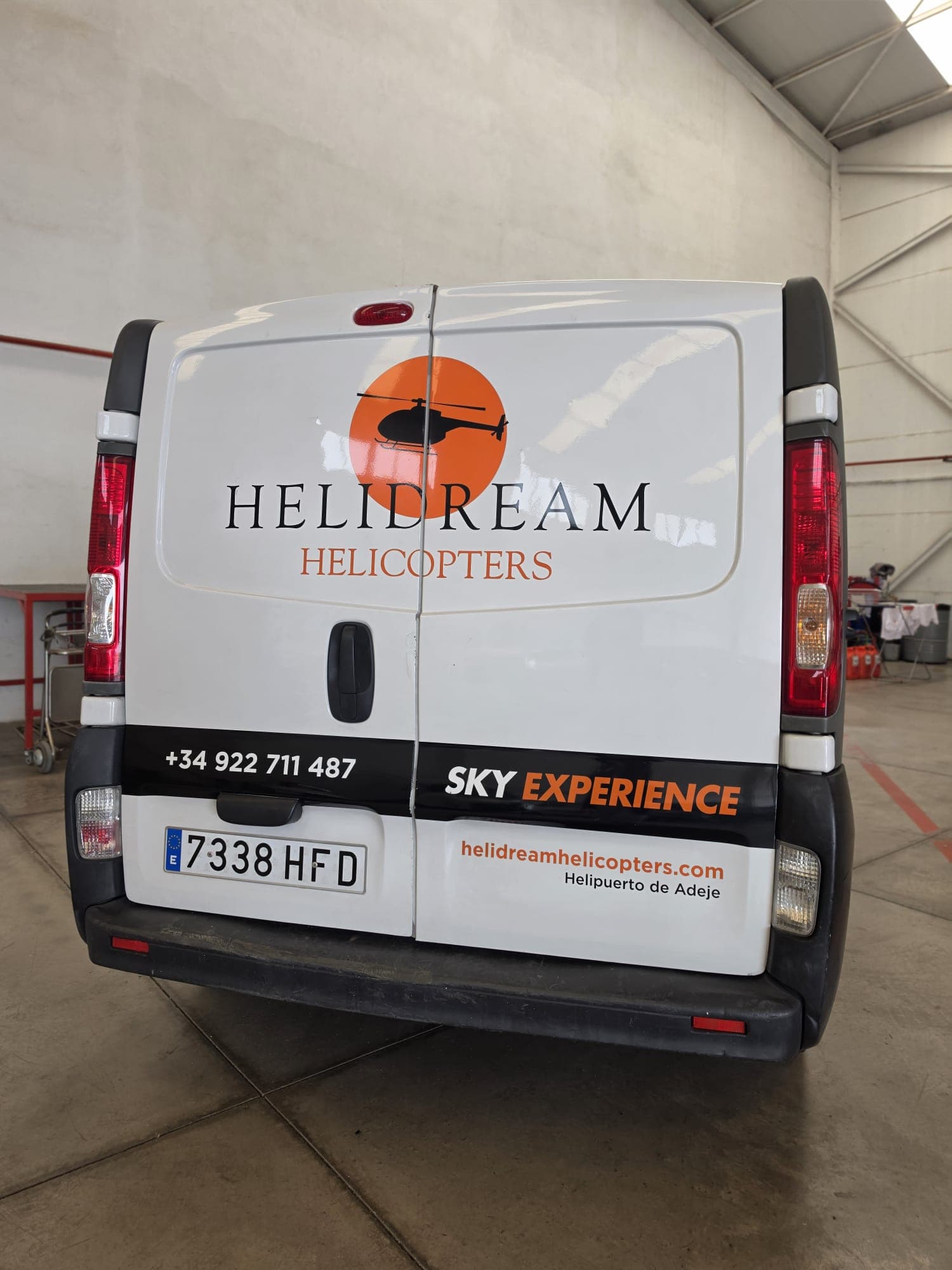 Puertas traseras de la furgoneta con logo, teléfono, web y submarca Sky Experience