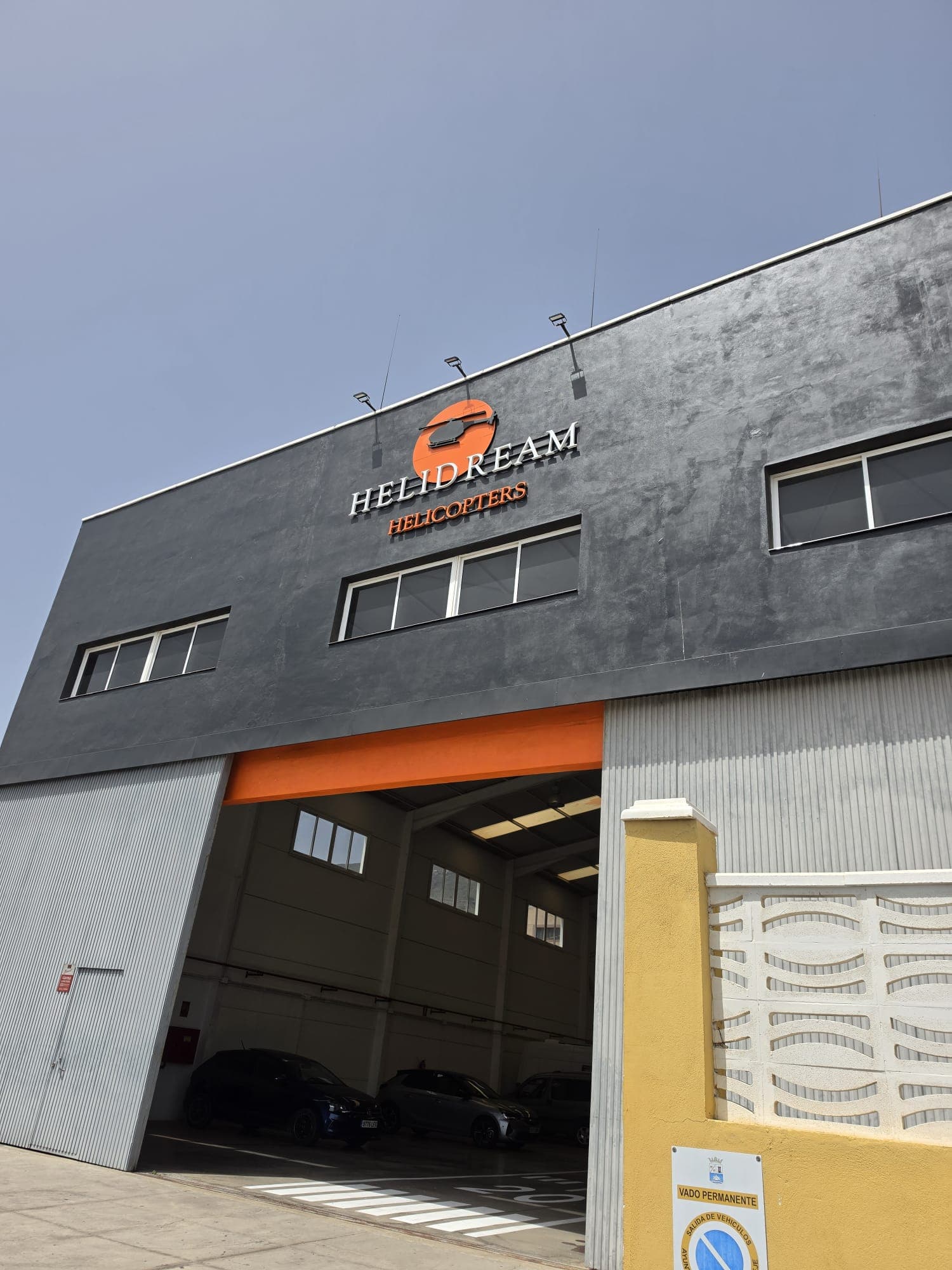Rótulo corpóreo en la fachada del hangar de Helidream