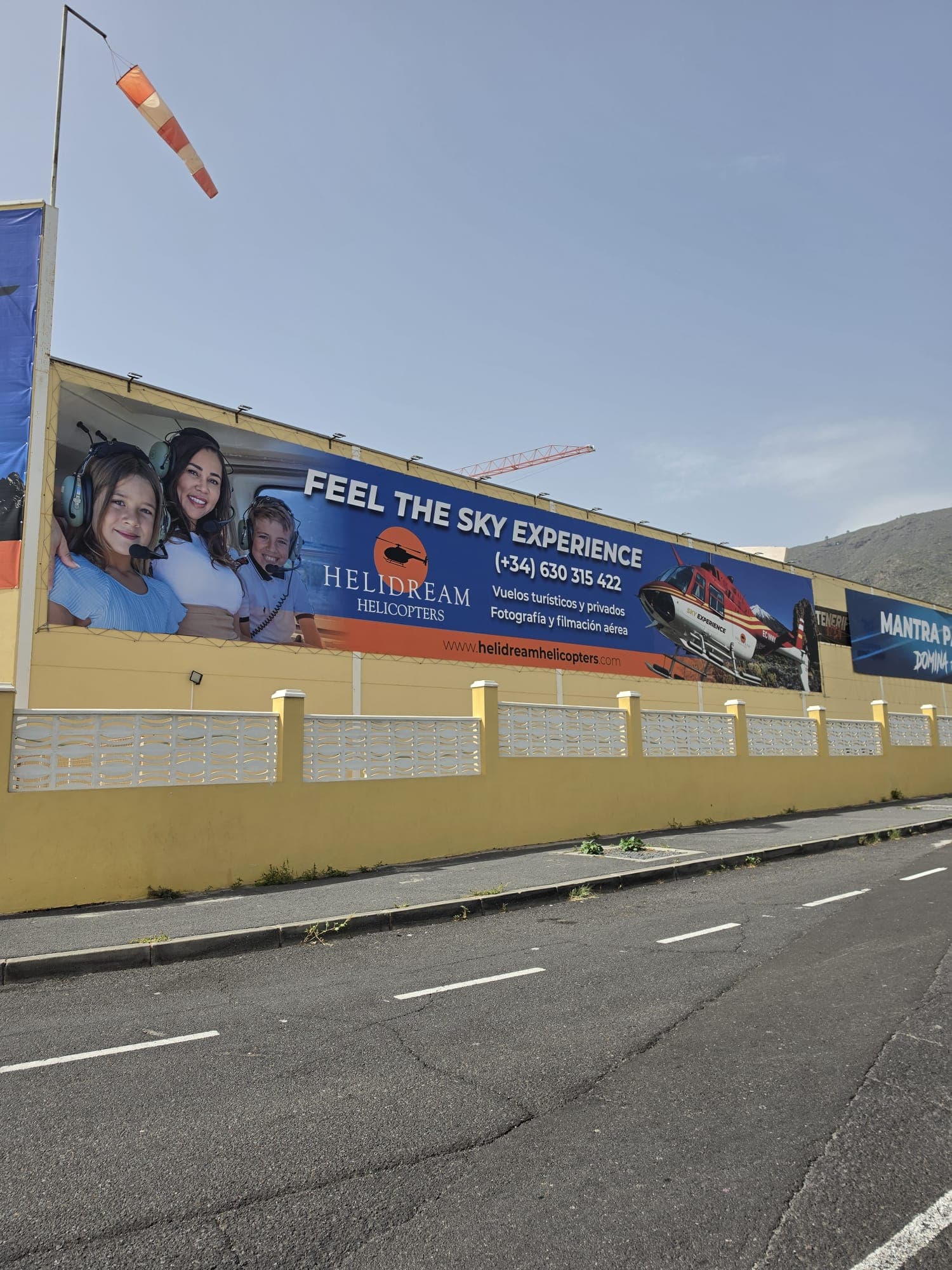 Valla publicitaria Feel the Sky Experience