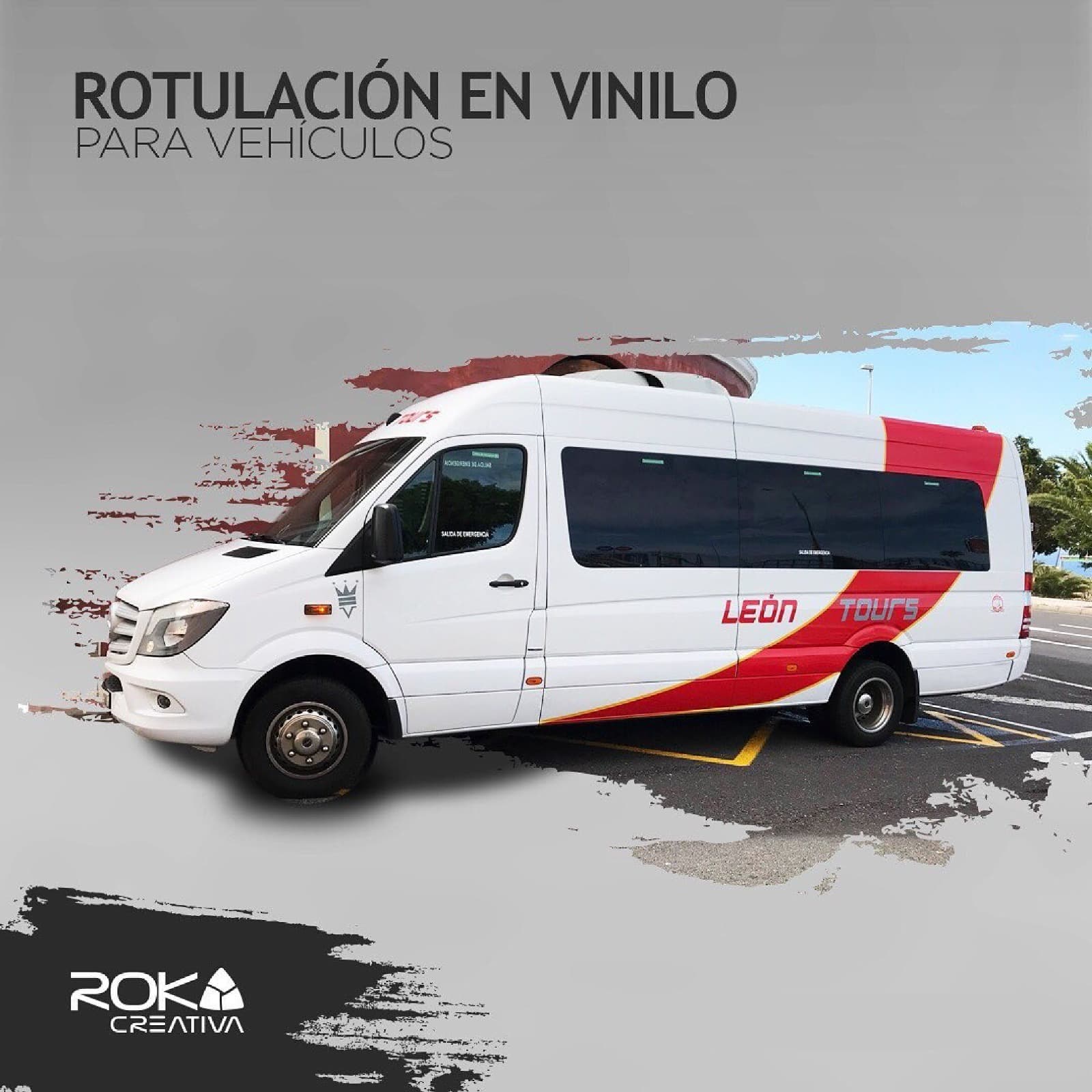 Composición gráfica del minibús de León Tours rotulado