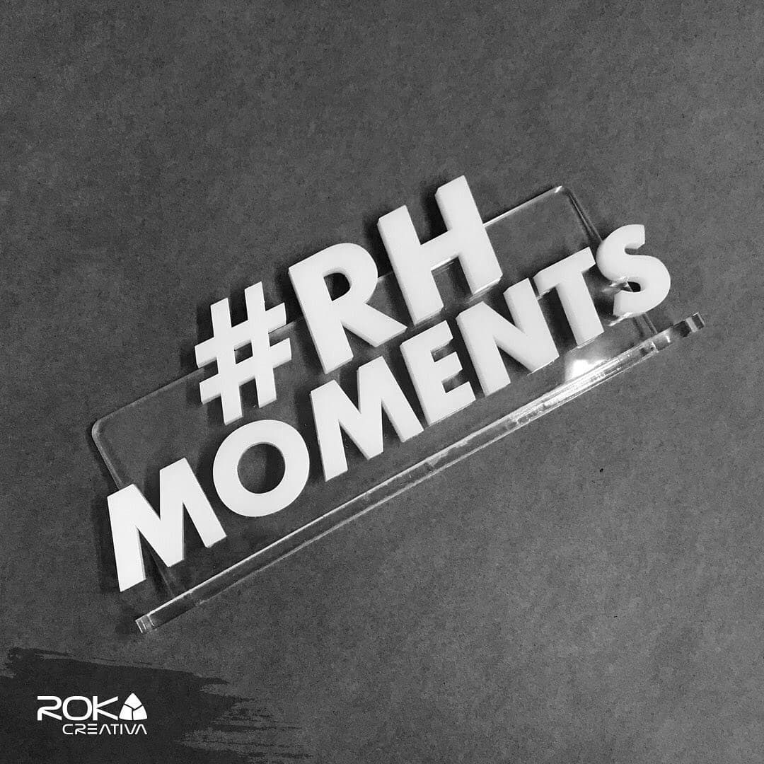 Hablador de sobremesa en metacrilato con letras corpóreas blancas #RHMoments
