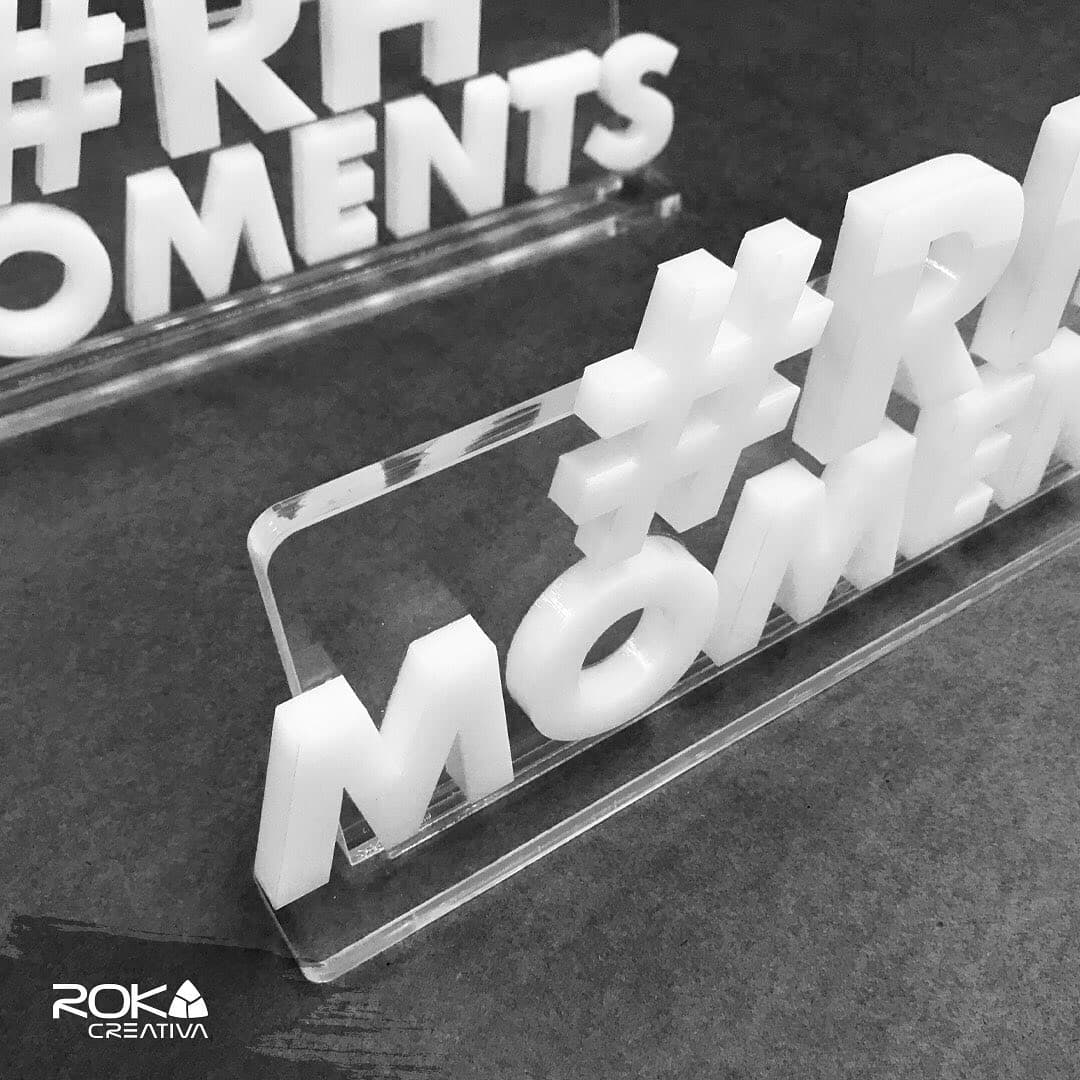 Detalle de las letras corpóreas del hablador #RHMoments