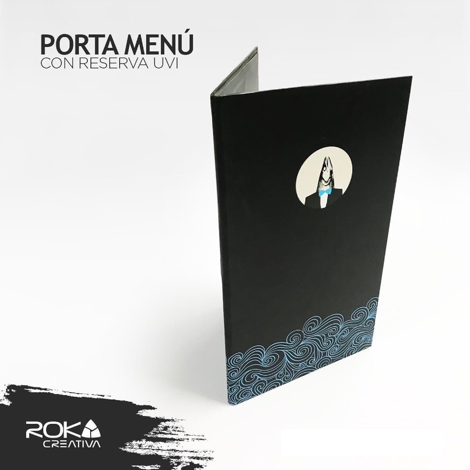 Porta menú negro con reserva UVI con ilustración de pez con pajarita y olas en azul