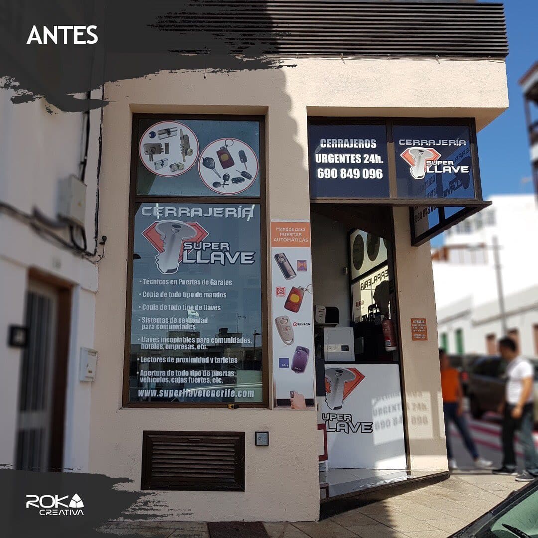 Fachada de la cerrajería Super Llave antes de la reforma, con vinilos antiguos
