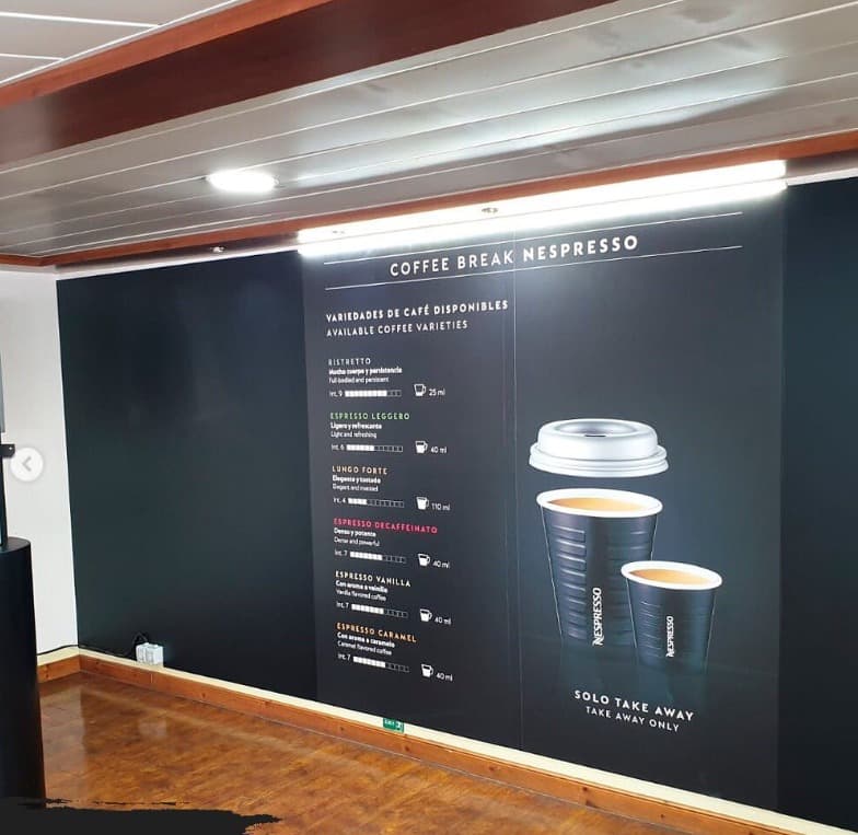 Mural de vinilo impreso en pared interior del córner Coffee Break de Nespresso