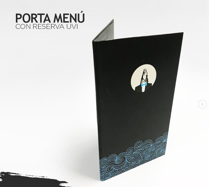 Porta menú negro con ilustración de pez con pajarita para el restaurante del Royal Hideaway Corales Resort